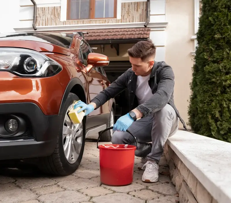Lavage auto à domicile Saint-Gibrien : professionnel intervenant sur un véhicule